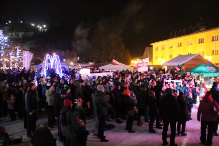 Kibice na Rynku oglądają transmisję ze skoków